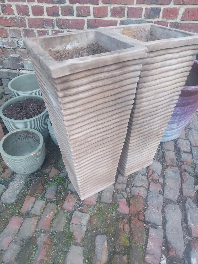 2 bruine hoge bloempotten van 68cm  en breedte 29cm vierkant, Tuin en Terras, Ophalen, Vierkant