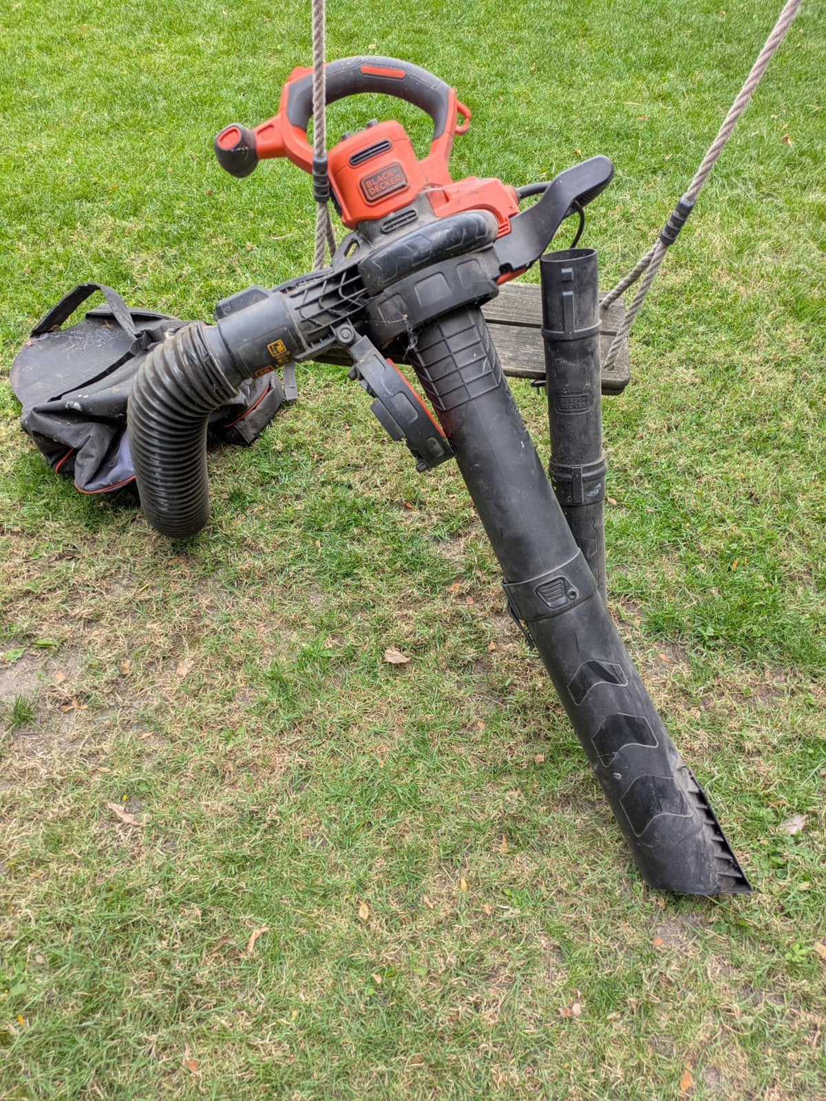 Bladblazer Black and Decker BEBLV300, Tuin en Terras, Ophalen, Gebruikt, Met opvangzak, Ruggedragen