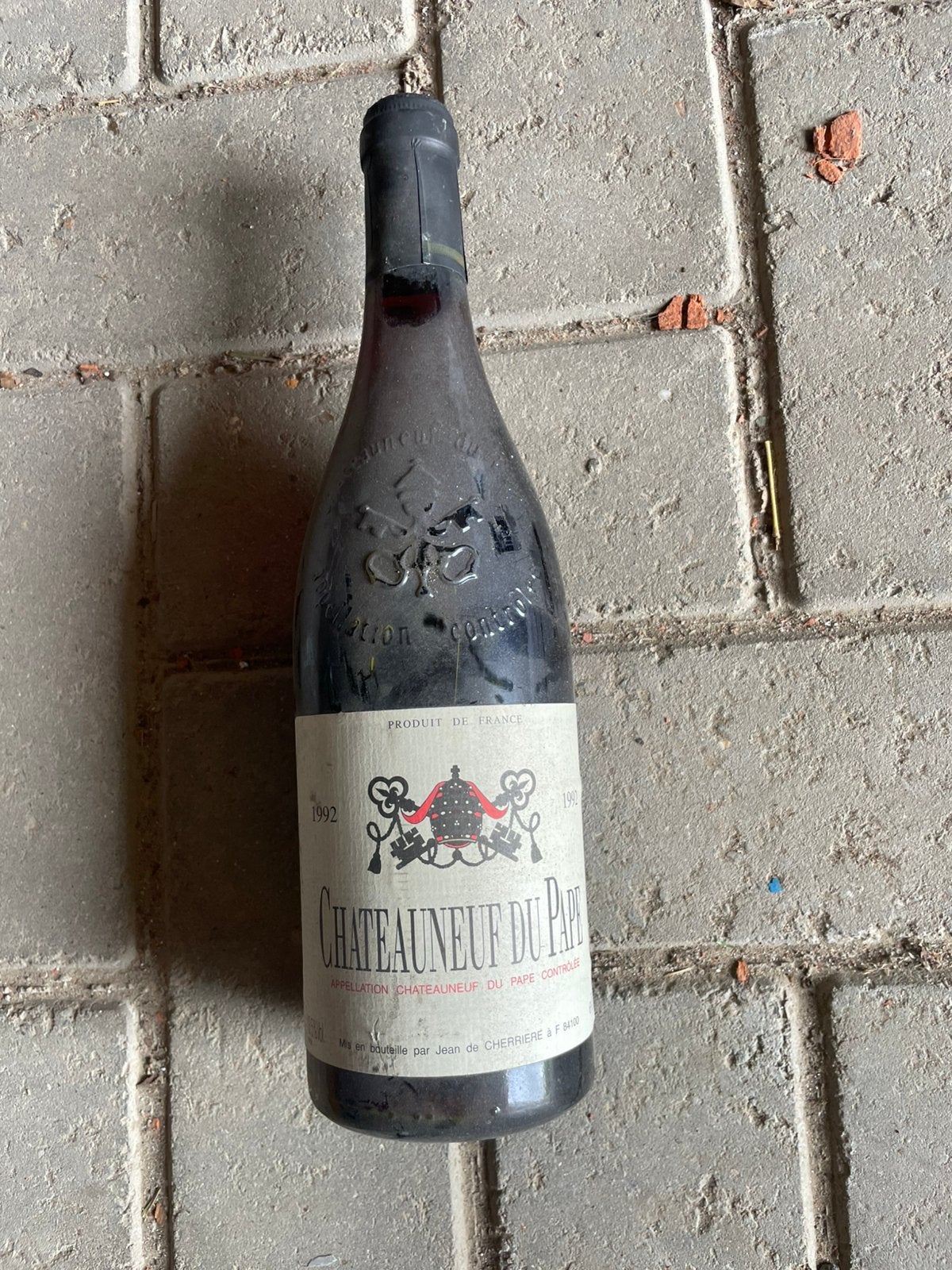 Bouteilles de vin et de bière, Collections, Pleine, Comme neuf, Enlèvement, Vin rouge