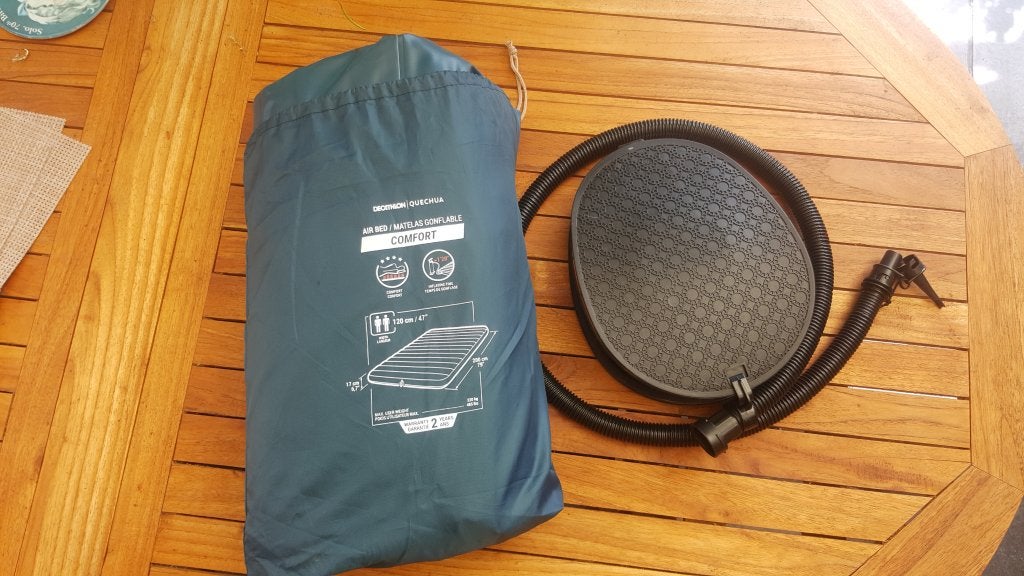 Matelas camping et gonfleur Quechua, Caravanes & Camping, Enlèvement ou Envoi, Comme neuf