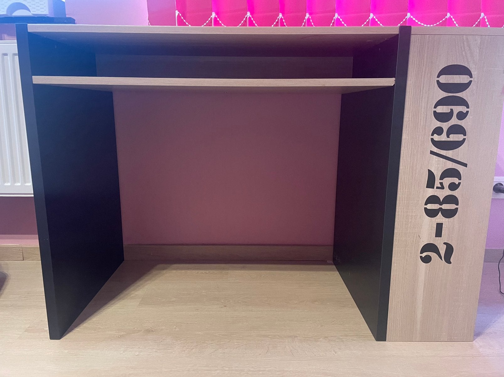 Bureau moderne effet bois et noir – Bon état, Maison & Meubles, Bureaux, 108 cm, Autres marques, Bureau d'écolier, 50 cm