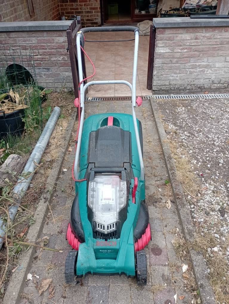 BOSCH, Jardin & Terrasse, Tondeuses à gazon sur batterie, Tondeuse rotative, Comme neuf, 40 à 49 cm