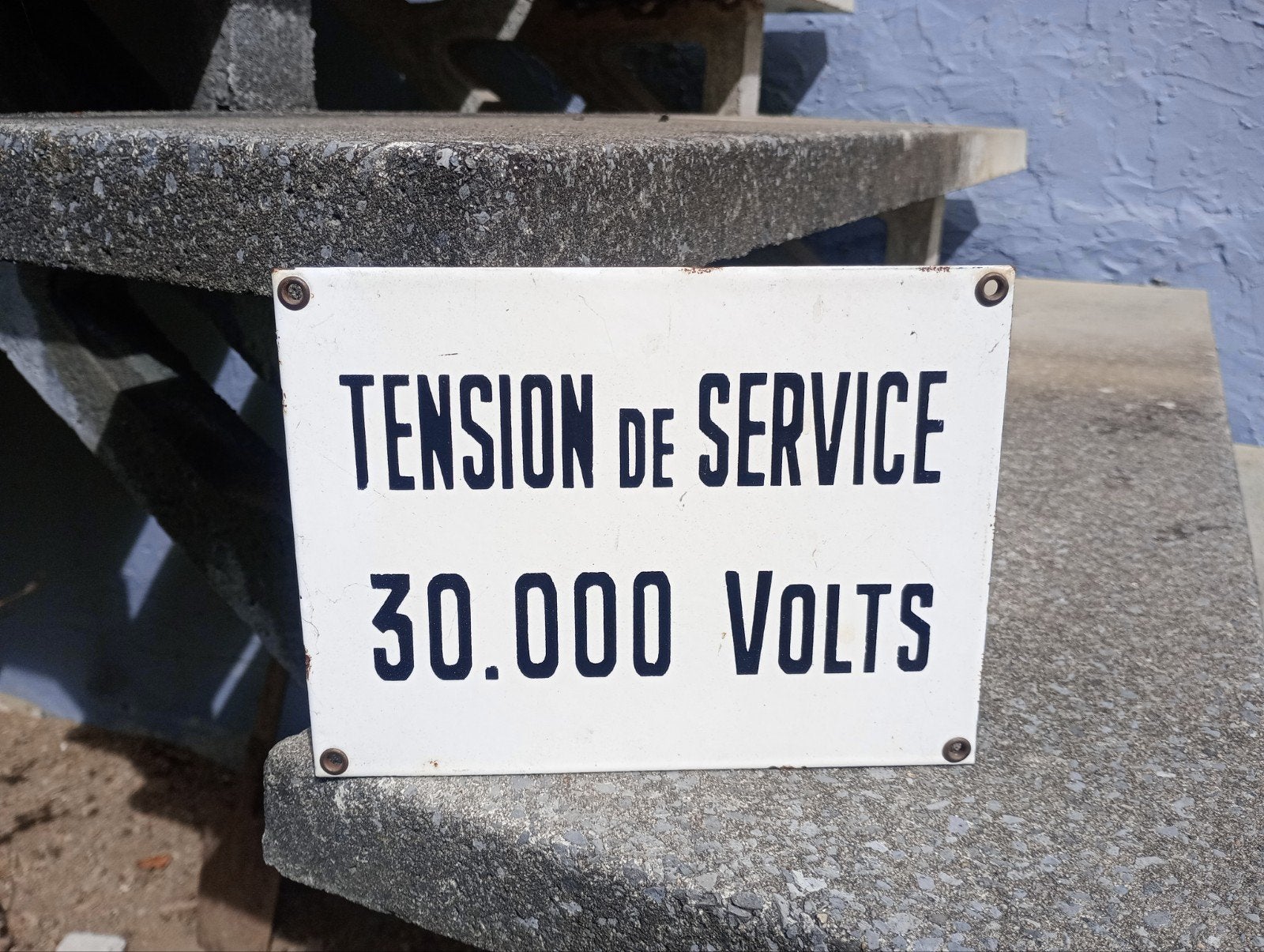 Plaque émaillée  électicité Tension de service, Bricolage & Construction, Enlèvement ou Envoi