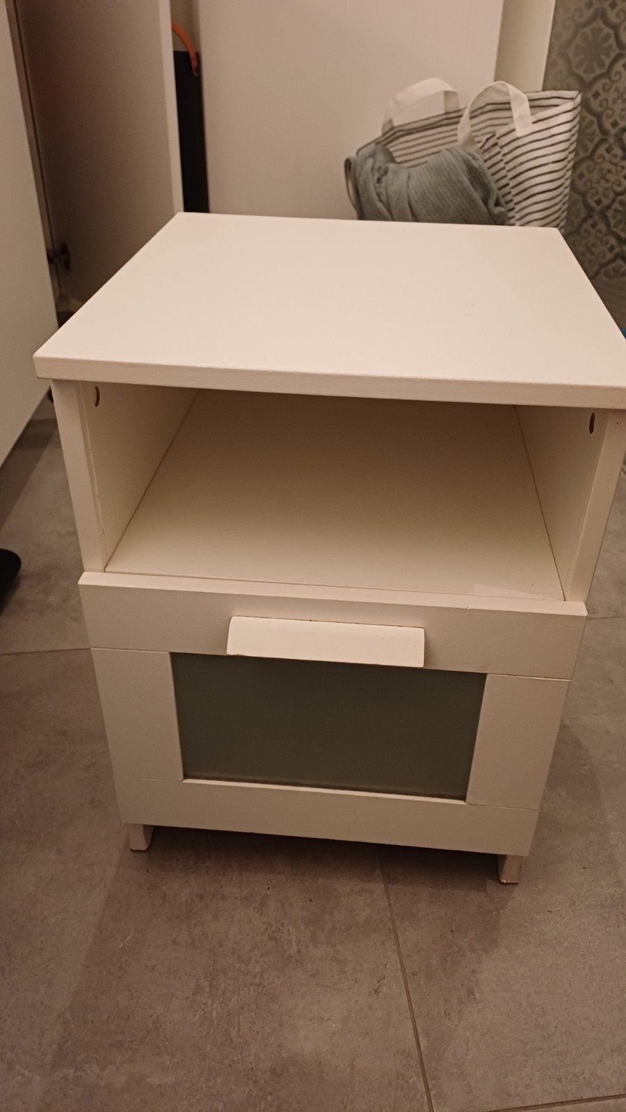 IKEA Brimnes nachtkastje met lade GRATIS, Huis en Inrichting, Ophalen