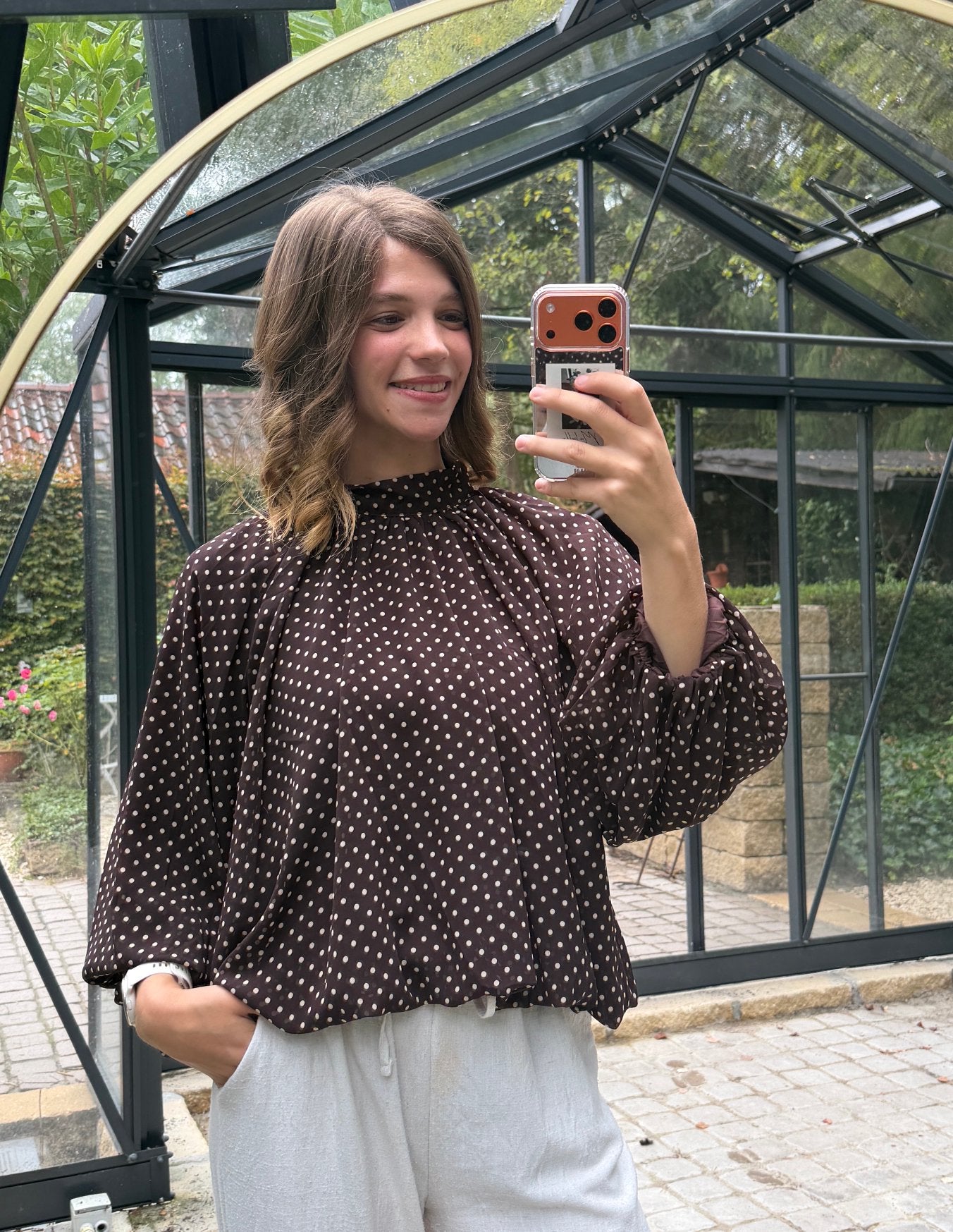 Bruine damesblouse met stippels - S/M/L, Kleding | Dames, Blouses en Tunieken, Ophalen of Verzenden, Nieuw, Maat 36 (S), Bruin