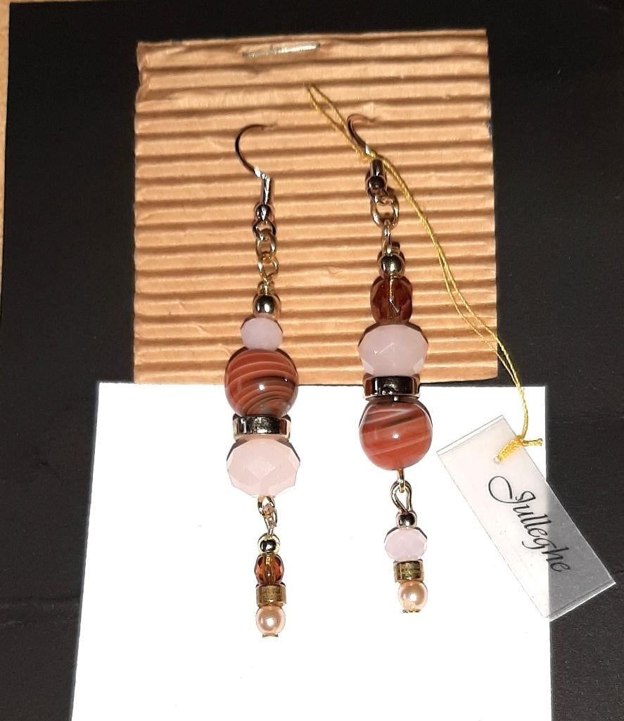 Te koop: Nieuw! leuke asymetrische oorbellen, Handtassen en Accessoires, Oorbellen, Nieuw, Hangers, Overige materialen, Bruin
