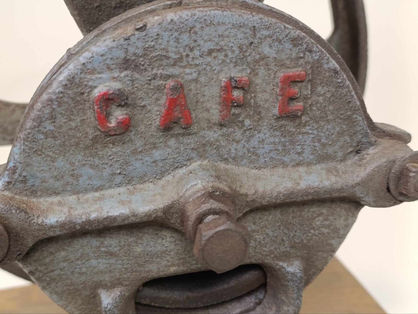 Antieke Franse Gietijzeren Koffiemolen "CAFE" ca. 1920, Antiquités & Art, Patiné, Enlèvement ou Envoi, Brun, Métal