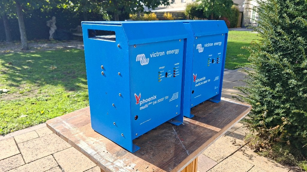 Batterijen en Victron combiladers, Ophalen, Zo goed als nieuw