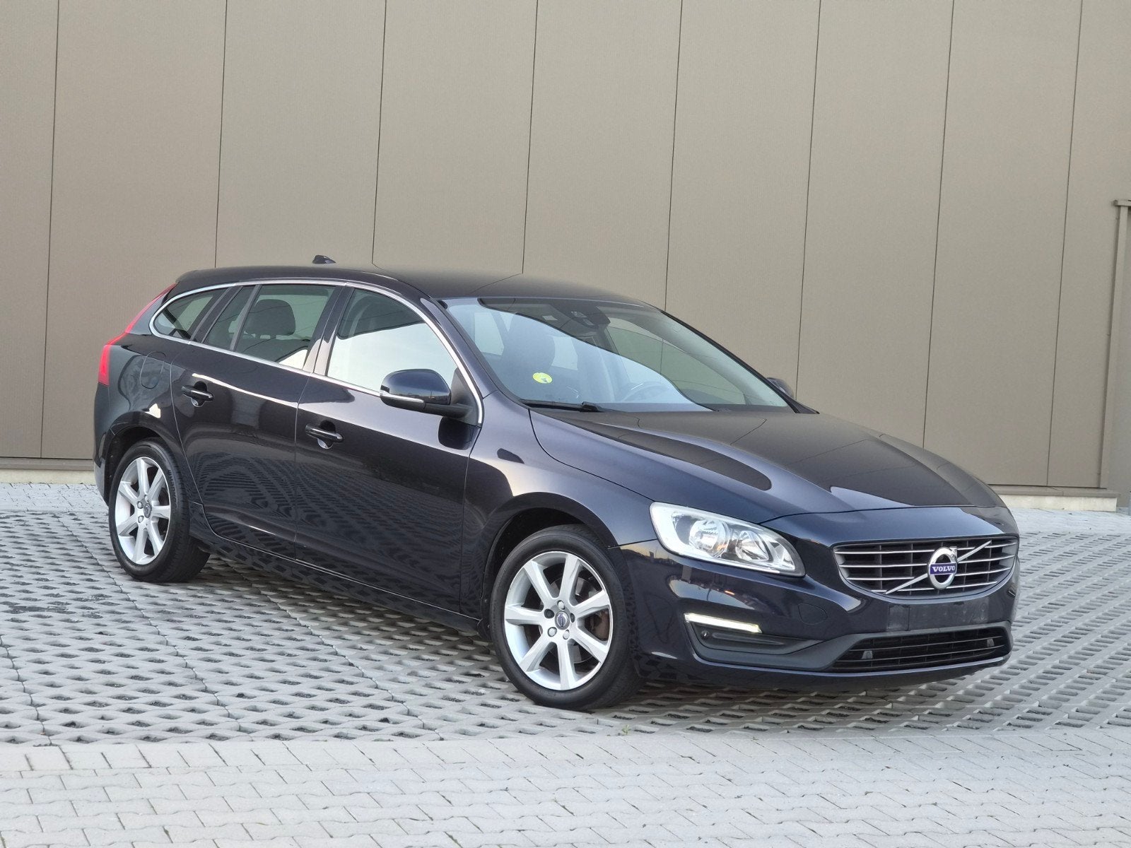 Volvo V60 2015 2.0 150 CH/Euro 6B/Attelage de remorque/avec, Autos, Boîte manuelle, Noir, 5 portes, V60