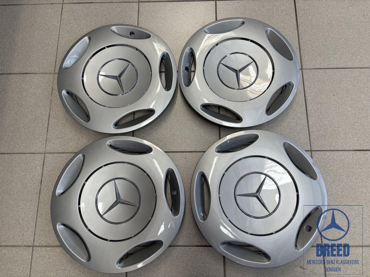 NOS set wieldoppen voor Mercedes-Benz W202 S202 facelift Cla, -, -, Nieuw, Ophalen of Verzenden