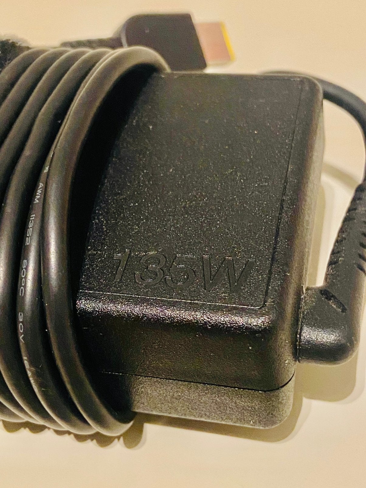 135W oplader met square tip aansluiting, TV, Hi-fi & Vidéo, Enlèvement ou Envoi, Comme neuf, Moins de 2 mètres, Autres câbles