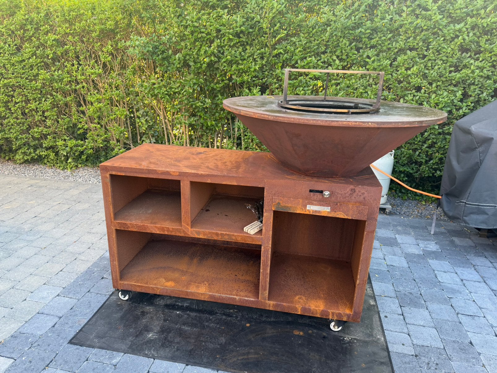 Barbecue Brasero + meuble en acier, Jardin & Terrasse, Enlèvement, Comme neuf