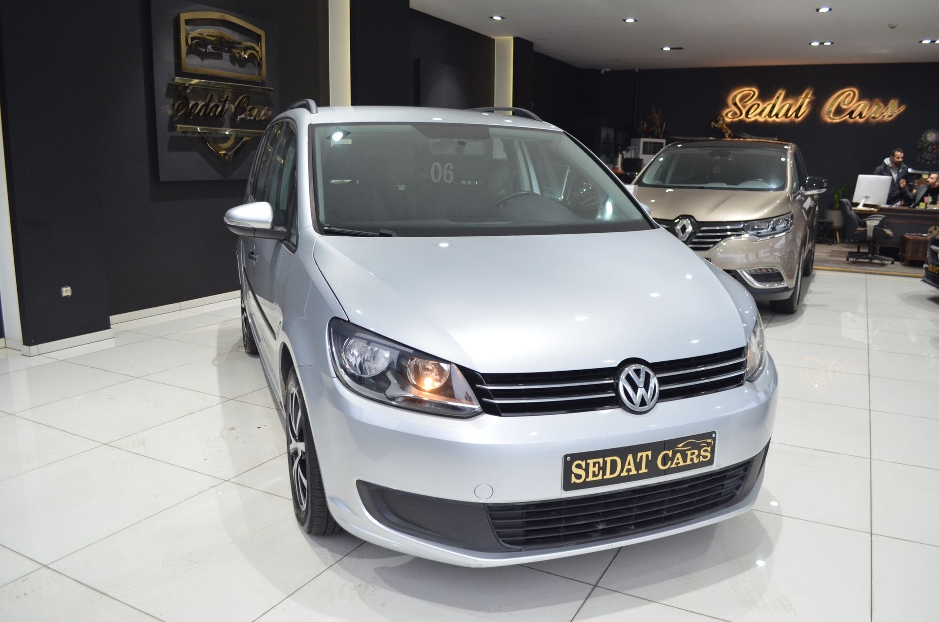 VW TOURAN 1.6 DIESEL, Auto's, Euro 5, Gebruikt, https://public.car-pass.be/vhr/6360800d-61da-49f8-b8f5-aa185cc38eb4, Bedrijf