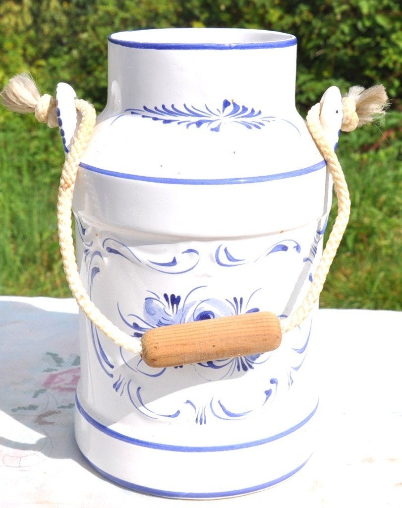 cruche a lait decorative en faience avec corde suspension, Antiquités & Art, Enlèvement ou Envoi