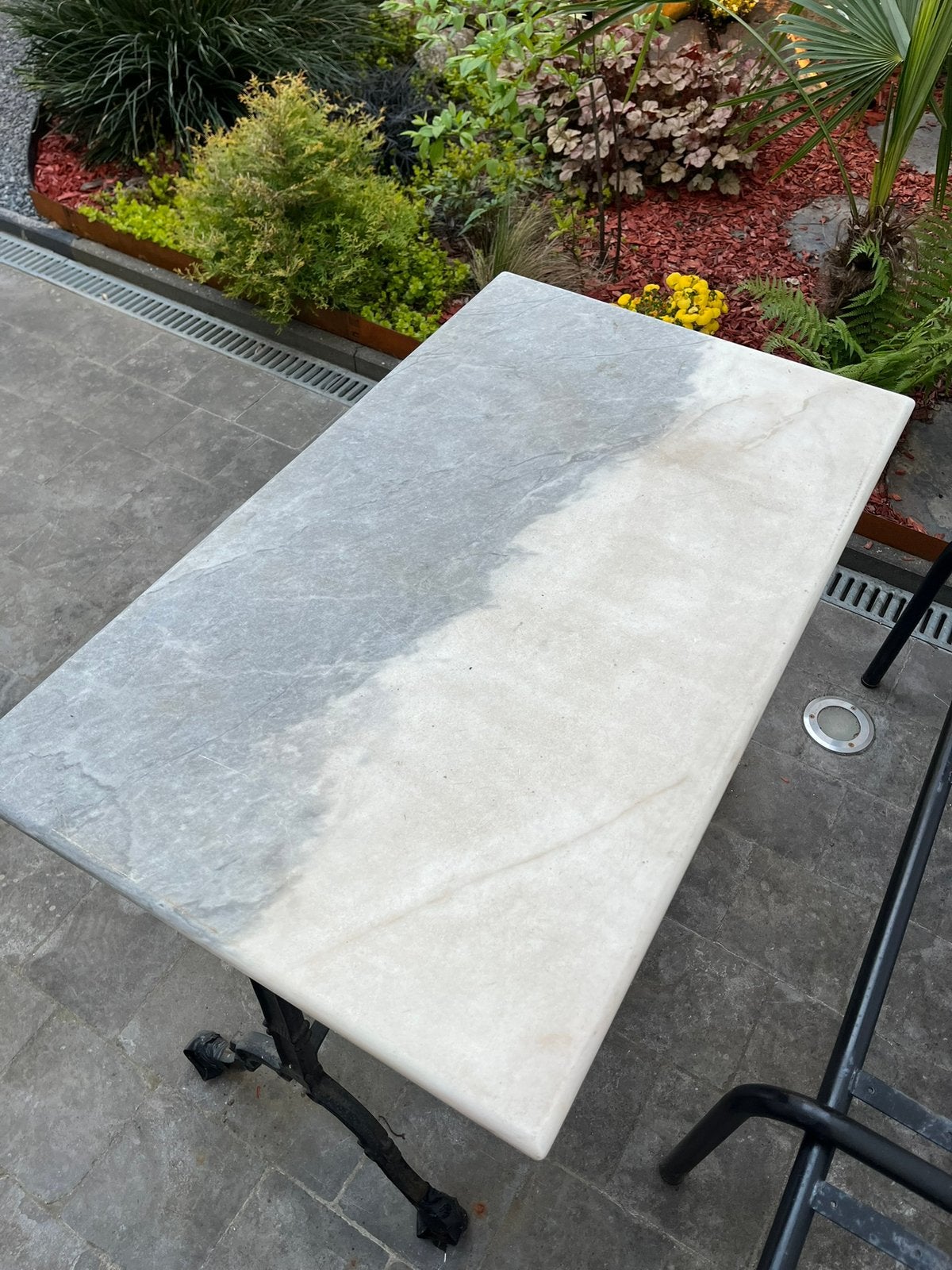Tuintafel van marmer en metaal., Ophalen, Gebruikt, Metaal