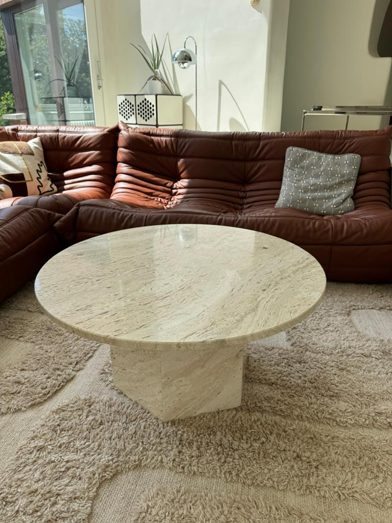 Table basse Gubi en travertin 90cm, Maison & Meubles, Enlèvement, Comme neuf