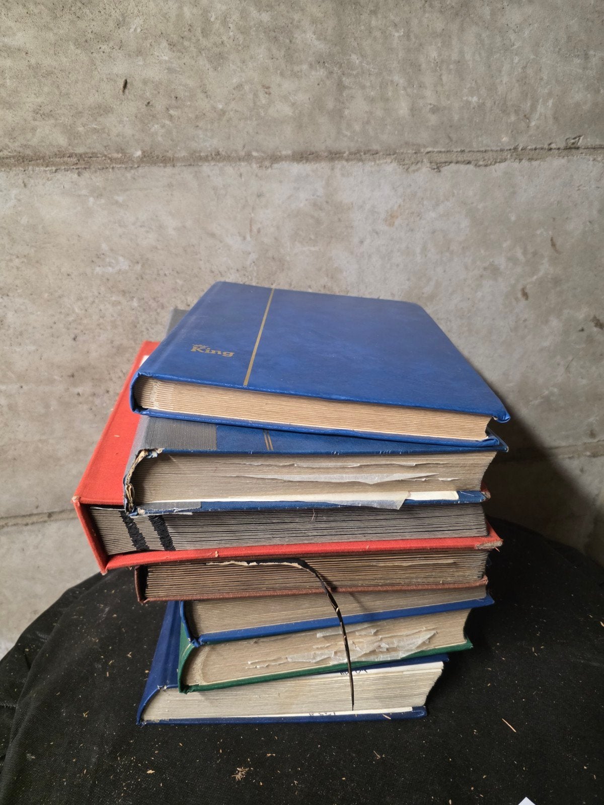 7 albums et timbres, Enlèvement