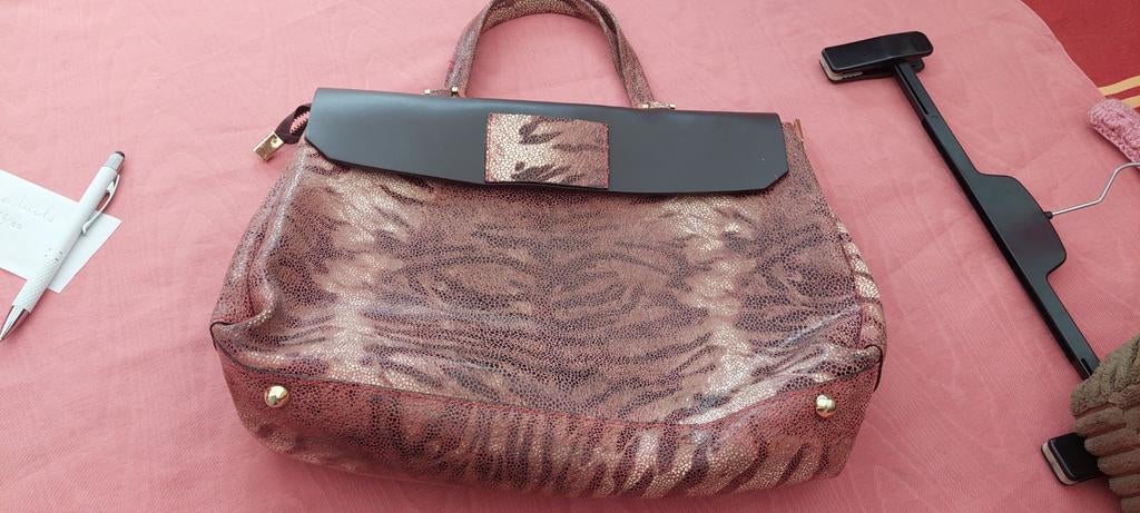 Lederen handtas 36cm breedte 23cm hoogte genuine leather, Handtassen en Accessoires, Tassen | Damestassen, Ophalen of Verzenden