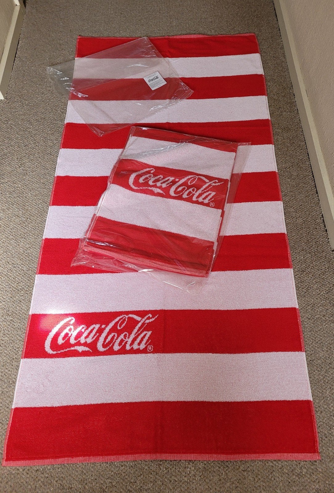 2 serviettes de plage Coca-Cola... neuves, Enlèvement ou Envoi, Emballage