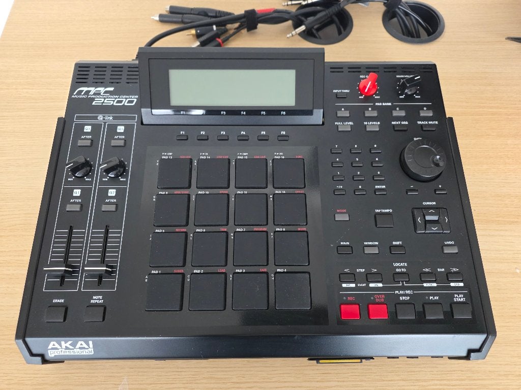 MPC 2500 Akai - Noir intégral-, Enlèvement ou Envoi, Comme neuf