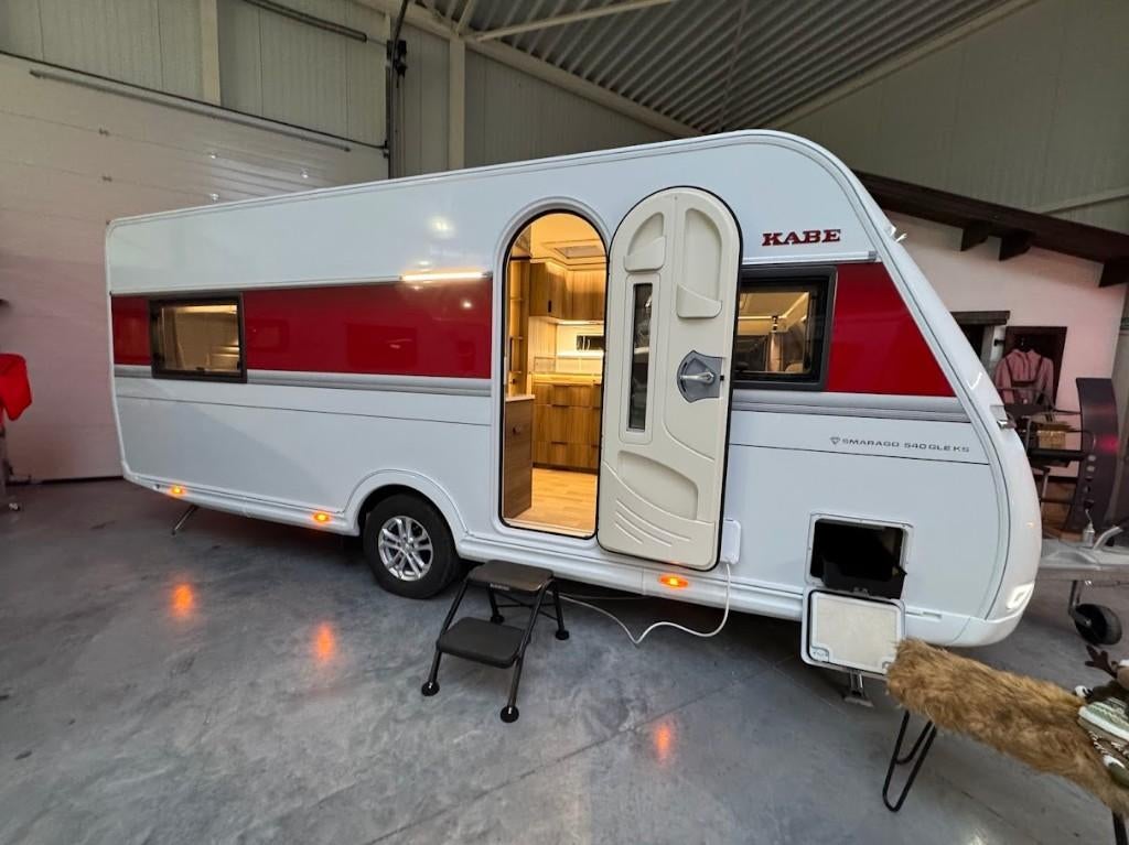 Kabe Smaragd 540 GLE KS 2026, Caravans en Kamperen, Caravans, Bedrijf, tot en met 4, 1250 - 1500 kg, Rondzit, Kabe, 2 aparte bedden