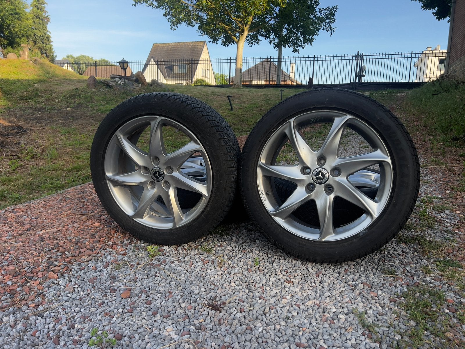 JANTES ET PNEUS MERCEDES 18' +CAPTEURS TPMS PRESQUE NEUFS, Autos : Pièces & Accessoires, Pneus & Jantes, Pneus et Jantes, 4 Saisons