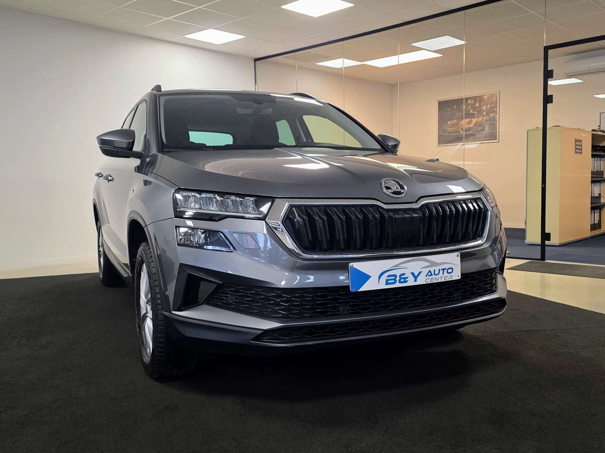 Skoda Karoq 1.0 TSI Active 110pk - BTW AFTREKBAAR (bj 2023), Auto's, Voorwielaandrijving, Stof, Gebruikt, Euro 6