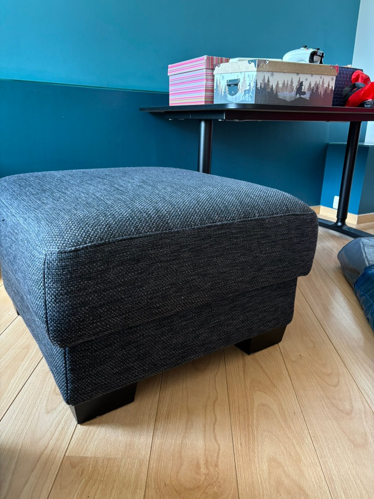 Pouf/ repose-pieds gris, Ophalen, Zo goed als nieuw, Stof, 50 tot 75 cm