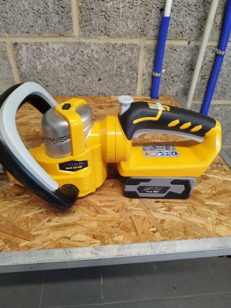 Heggenschaar Stiga SHT 24 AE met accu en lader, Tuin en Terras, Ophalen, Zo goed als nieuw, Accu, Stiga