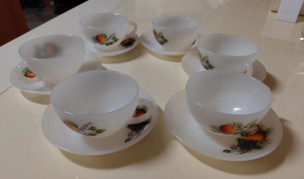 Ensemble de 6 tasses et soucoupes vintage en verre à lait av, Antiquités & Art, Antiquités | Services (vaisselle) complet, Enlèvement