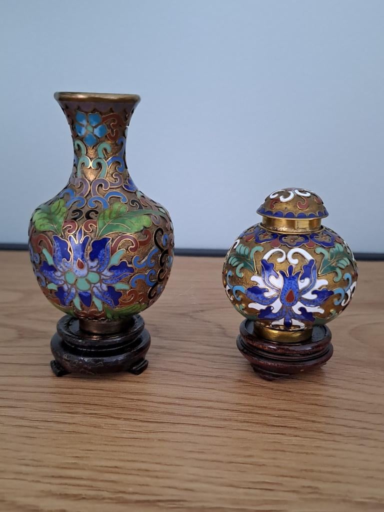 Cloisonné 2 vaasjes op voet, Ophalen of Verzenden