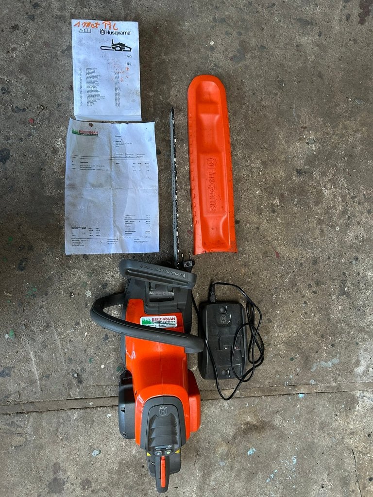 Kettingzaag 36 cm Husqvarna 240i met batterij en lader, <2j, Ophalen, Kettingzaag, Zo goed als nieuw, 30 tot 70 mm
