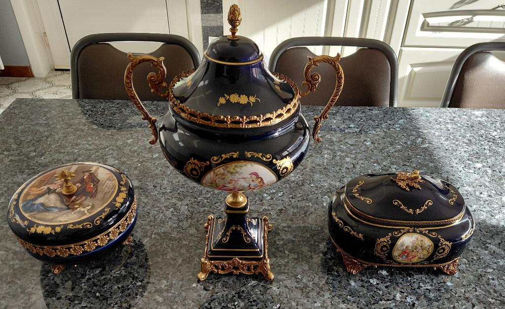 Set van Limoges Mignonvaas en bijpassende dekseldoosjes, Ophalen