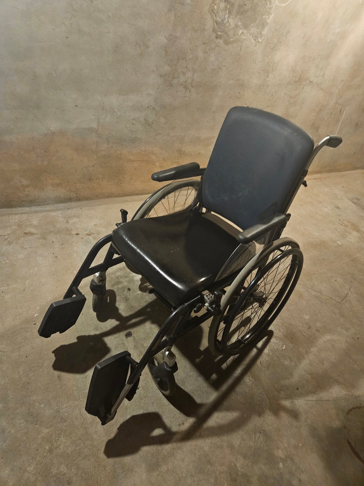 Comfortabele en stevige rolstoel (in goede staat), Ophalen, Inklapbaar, Gebruikt, Handbewogen rolstoel