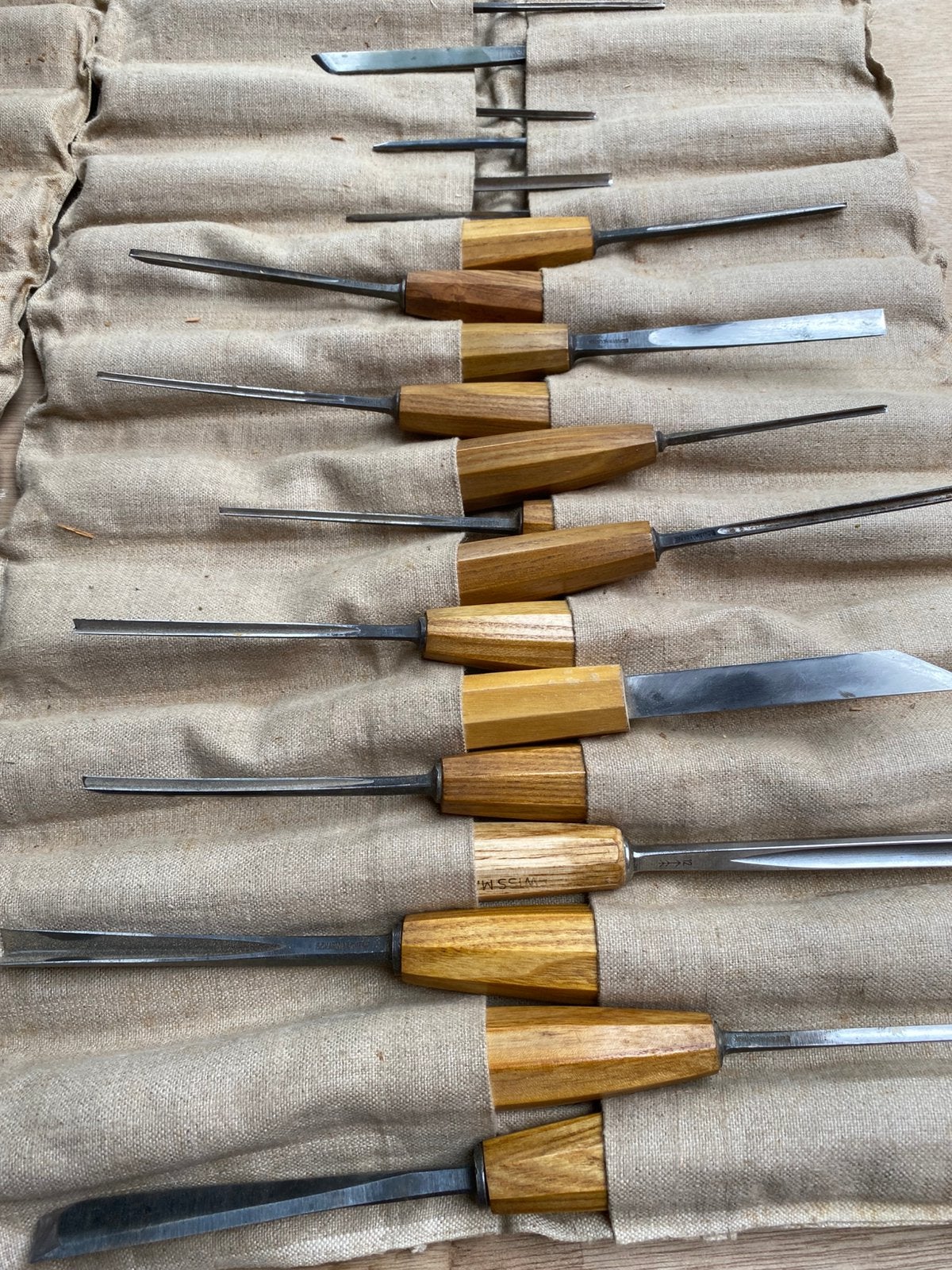 Set de ciseaux à sculpter professionnel (120 pièces). Étau, Enlèvement