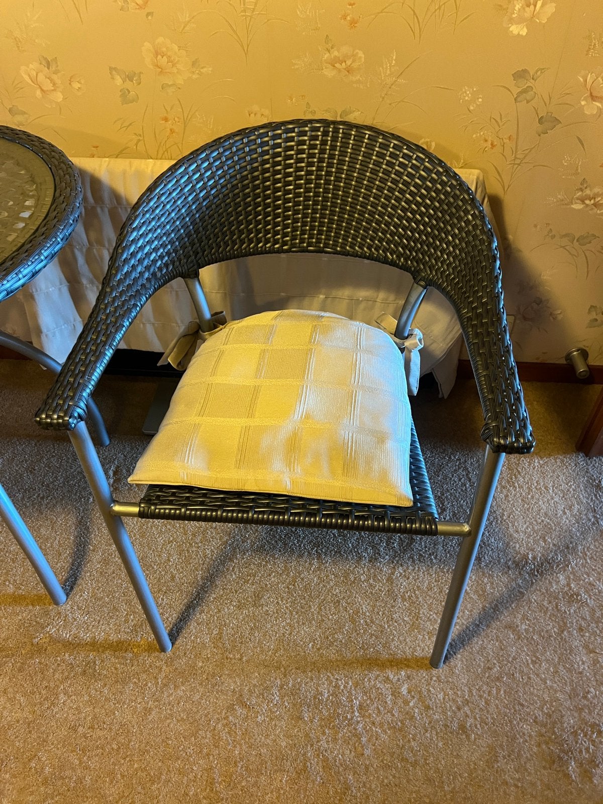 Terrasset bistro wickerlook - 2 stoelen en glazen tafelblad, Tuin en Terras, Tuinsets en Loungesets, Ophalen, Aluminium