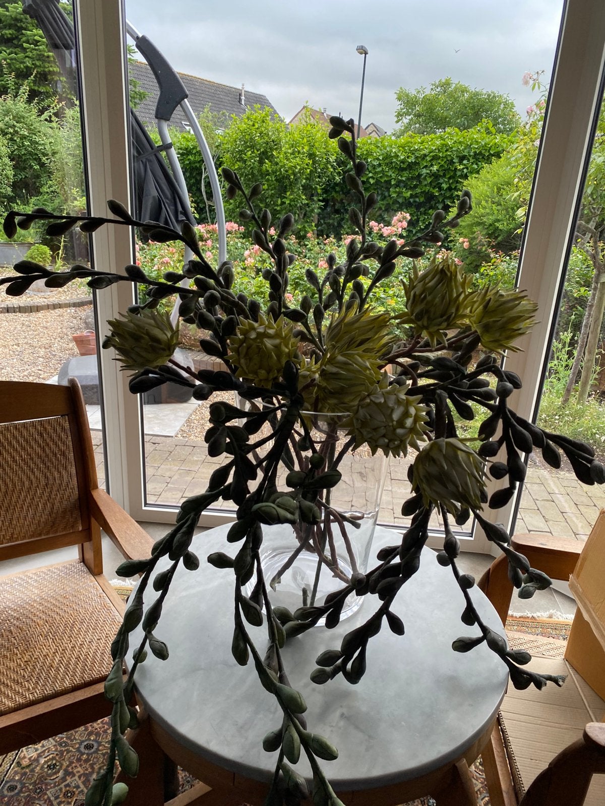 Vaas met kunstbloemen, Ophalen