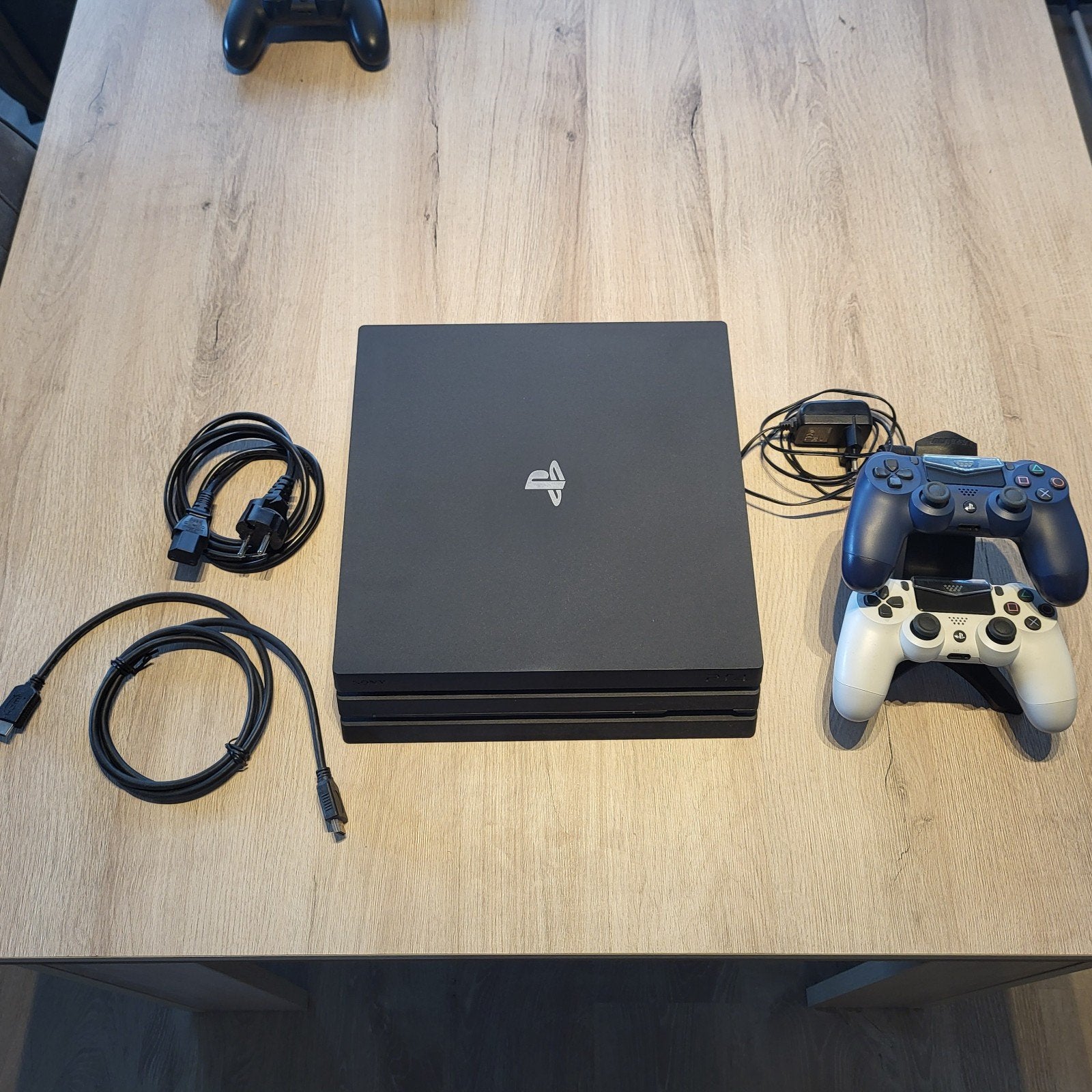 Playstation 4 PRO 1TB, Ophalen, Gebruikt, Met 2 controllers, 1 TB