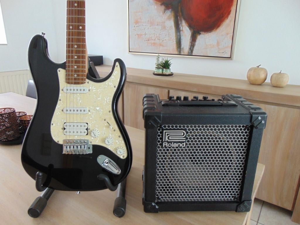 Gitaar Stratocastor Royson + versterker Roland Cube 15 XL ., Ophalen, Nieuw, Elektrisch, 6-snarig