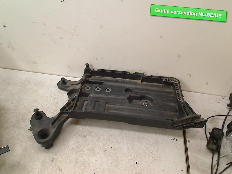 BAC A BATTERIE golf 7 Golf VII (AUA) (5Q0915321H), Utilisé, De Bloemendaal 21 21
5221 EB  'S HERTOGENBOSCH, NL, Info@123Parts.nl
