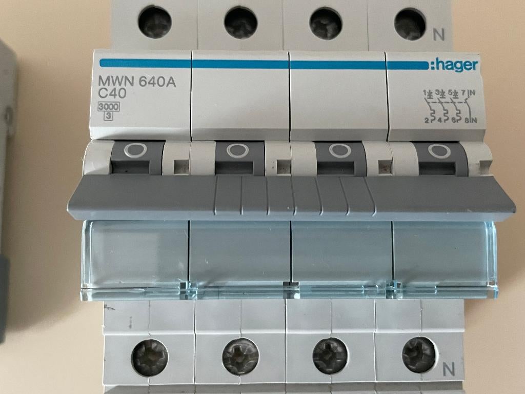 Lot de 2 x Disjoncteur 3P+N 3kA C-40A, Bricolage & Construction, Électricité & Câbles, Enlèvement ou Envoi, Comme neuf, Autres types