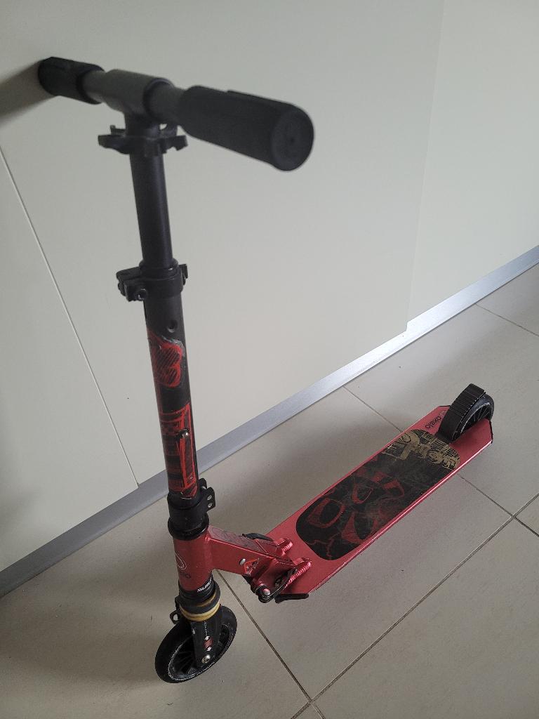OXELO PLAY 5 rode en zwarte kinderscooter, Fietsen en Brommers, Steps, Ophalen of Verzenden, Gebruikt, Gewone step, Oxelo Decathlon
