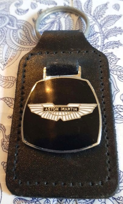 porte cle publicitaire emaillé sur cuir aston martin, Verzamelen, Ophalen of Verzenden, Zo goed als nieuw, Merk