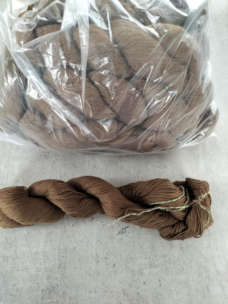 Pelote de laine en torche brune ( 1Kg ). C2, Hobby & Loisirs créatifs, Tricot & Crochet, Enlèvement ou Envoi