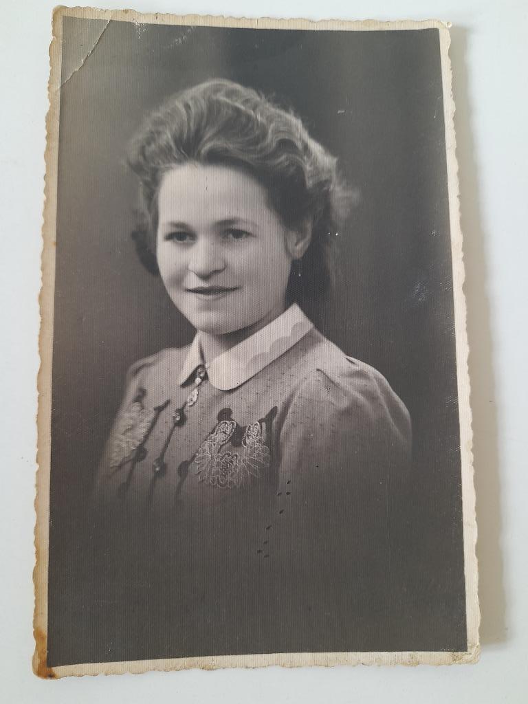Carte postale - portrait en studio d'une jeune femme, 1930, Enlèvement ou Envoi, 1920 à 1940, Non affranchie