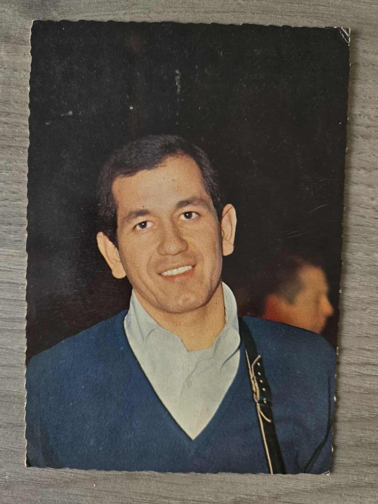 Trini Lopez postkaart gekarteld Vogue, Verzamelen, Verzenden, Gebruikt, Prent