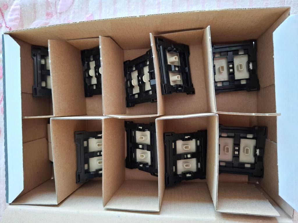 Niko 100-61505 afwerkingen 2 halve knoppen, Ophalen, Nieuw