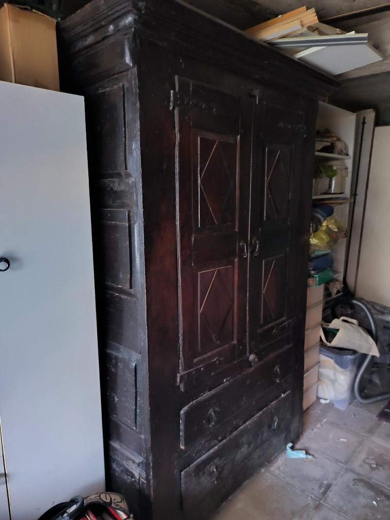 Echte garderobe uit de periode Louis 13, Ophalen