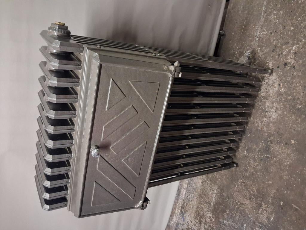Gietijzeren radiator met  kasje.  Hoog 105 cm breed 70 cm, Doe-het-zelf en Bouw, Ophalen of Verzenden, Radiator