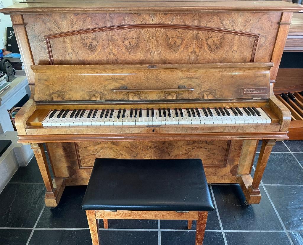 Piano bois de noyer Michel Matthys, Brillant, Brun, Enlèvement, Utilisé